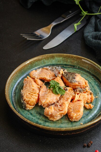 Peixe enlatado salmão frutos do mar prontos para comer