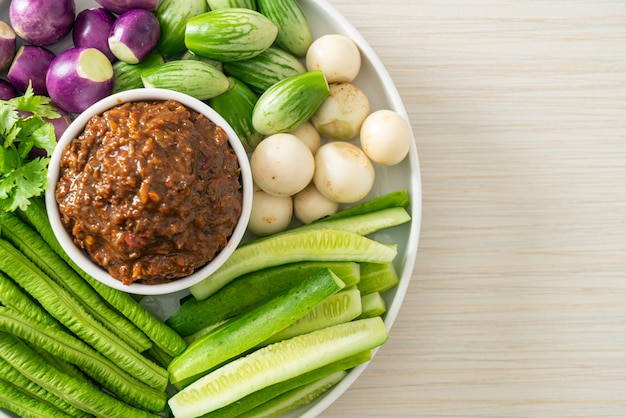 Peixe fermentado pasta de pimenta com legumes frescos - estilo de alimentação saudável