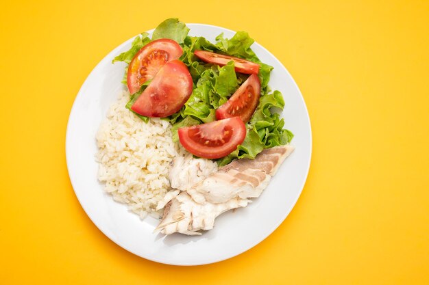 Foto peixe fresco cozido com arroz cozido e salada fresca