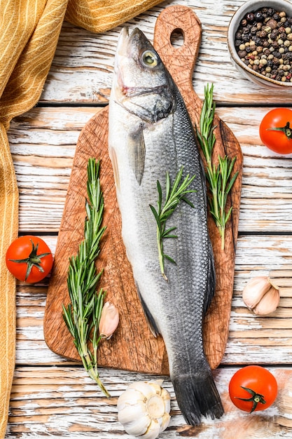 Peixe fresco cru com especiarias na mesa