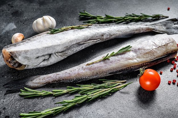 Peixe fresco cru em uma mesa escura