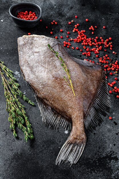 Peixe fresco cru John Dory com pimenta rosa e tomilho. .