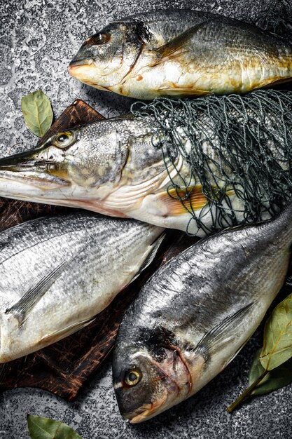 Peixe fresco despreparado na mesa rústica.