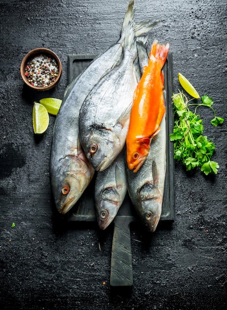 Peixe fresco do mar com fatias de limão, salsa e especiarias