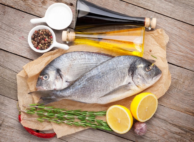 Peixe fresco dorado cozinhando com especiarias e condimentos