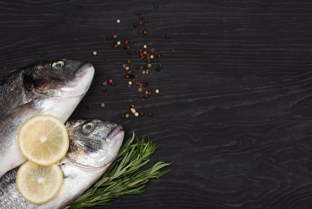 Peixe fresco Dorado Dorado e ingredientes para cozinhar em uma mesa