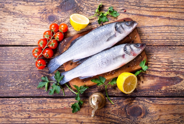 Peixe fresco na mesa de madeira, vista superior