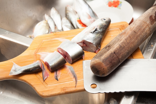 Peixe fresco preparado para cozinhar