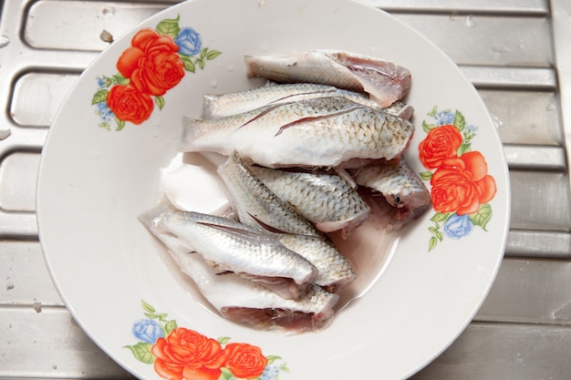 Peixe fresco preparado para cozinhar