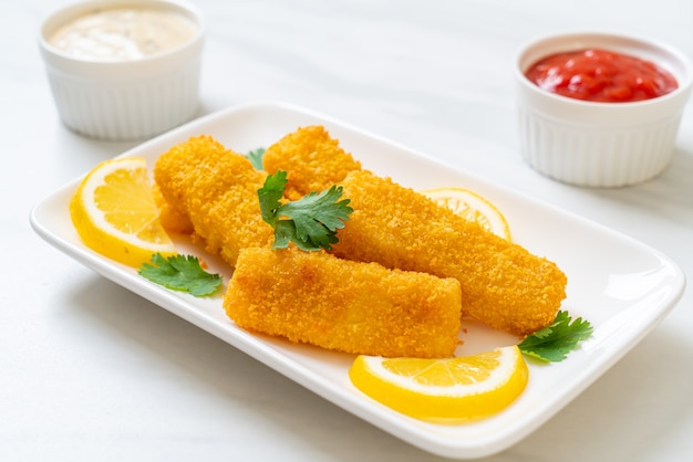 peixe frito com bastão de dedo ou batatas fritas