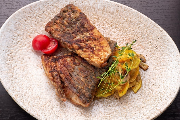 Peixe frito com batatas fritas e cogumelos