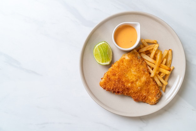 peixe frito com batatas fritas