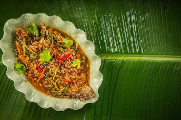 peixe frito com ervas frescas e molho picante doce