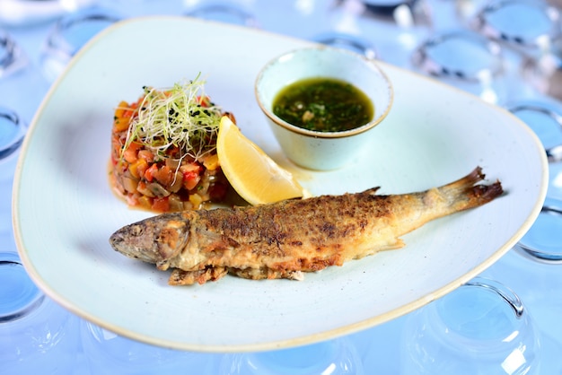 Peixe frito com legumes e manjericão