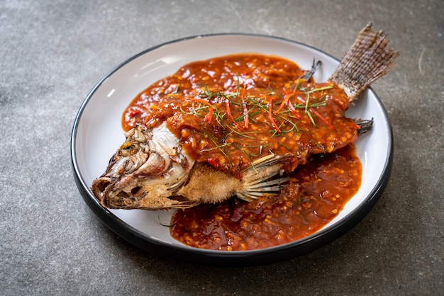 Peixe frito com molho de pimenta