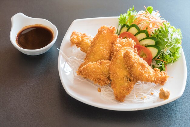 peixe frito com molho tonkatsu