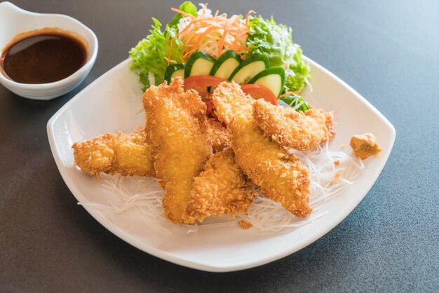 Peixe frito com molho tonkatsu