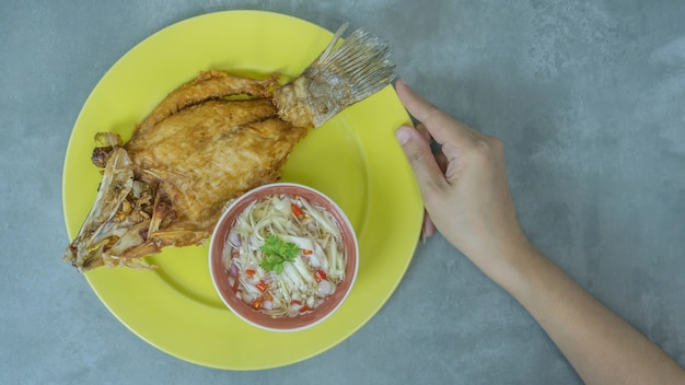 Peixe frito com salada de manga verde