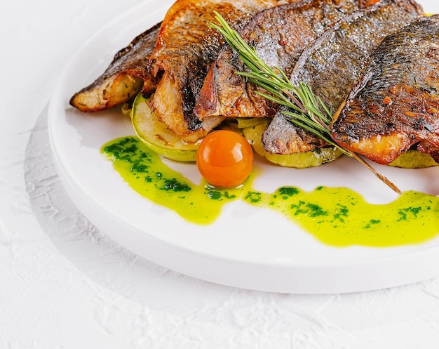 peixe frito com vegetais no prato