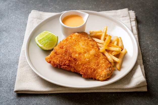 Peixe frito e batatas fritas