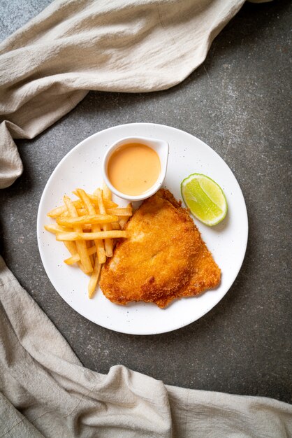 peixe frito e batatas fritas