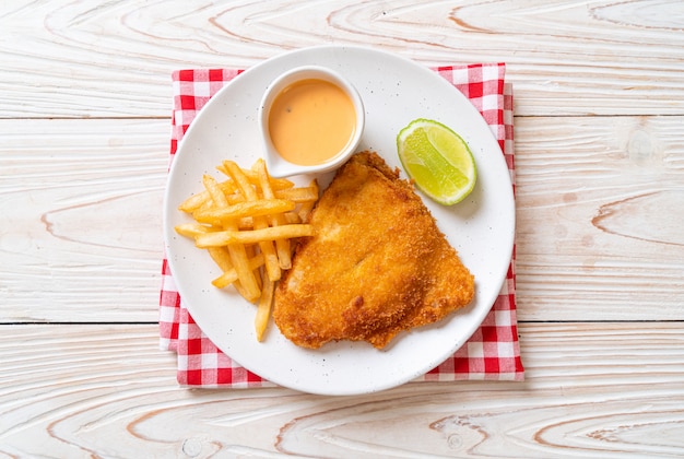 peixe frito e batatas fritas