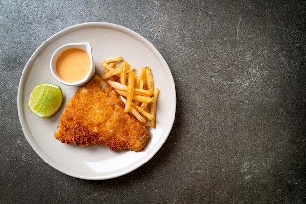 peixe frito e batatas fritas