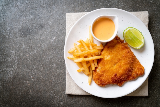 Peixe frito e batatas fritas