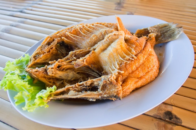 Peixe frito na chapa, famoso marisco tailandês