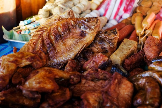 Peixe frito no mercado asiático de rua