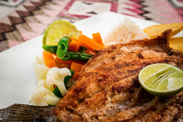 Peixe frito ou truta com salada de couve-flor e abóbora