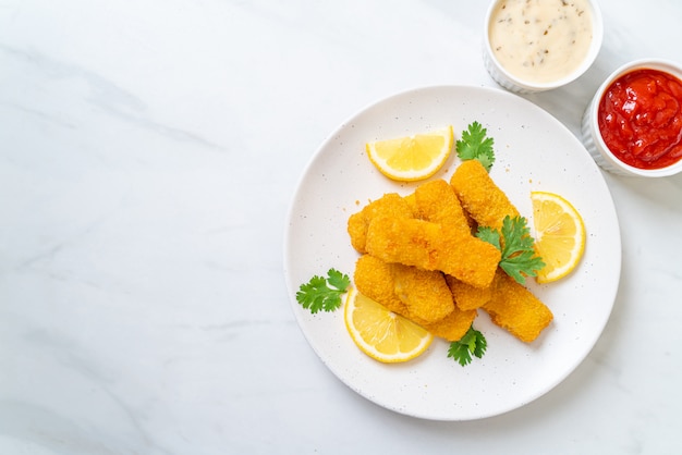 Peixe frito palito de dedo ou batatas fritas peixe