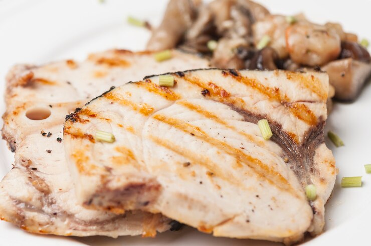 Peixe grelhado com cogumelos