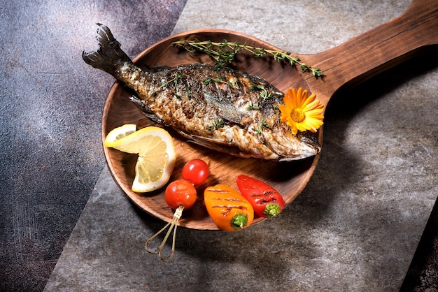 Peixe grelhado com legumes