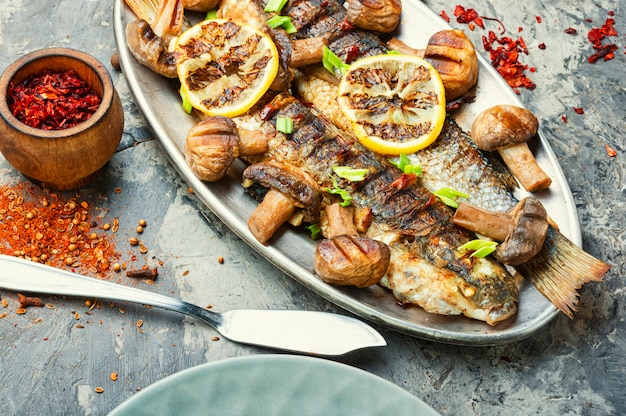 Peixe grelhado em uma bandeja