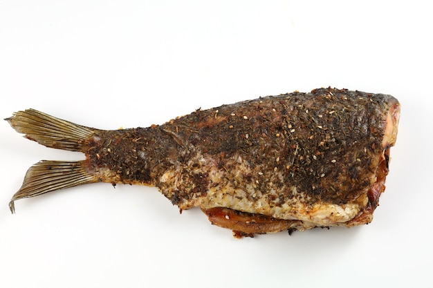 Peixe grelhado na mesa Carpa assada isolada em branco