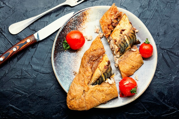 Peixe inteiro assado na massa de torta de peixe