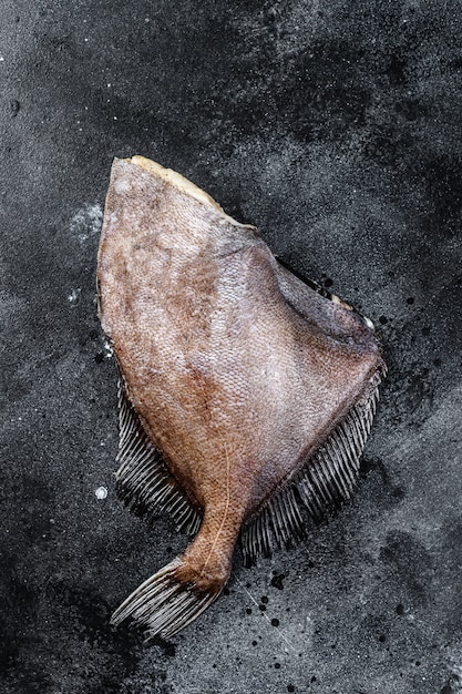 Peixe inteiro cru John Dory. Superfície preta. Vista do topo. Copie o espaço