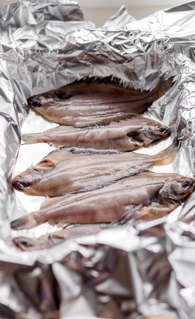 Peixe linguado cru, frutos do mar em papel alumínio. conceito de alimentação saudável. vista do topo