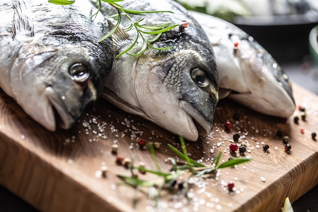 Peixe mediterrâneo com especiarias, sal, ervas, alho e limão. Frutos do mar saudáveis. Conceito de frutos do mar saudáveis.