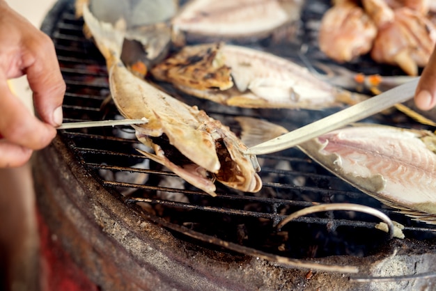 Peixe na grelha. deliciosa refeição saudável em preparação.