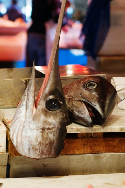 Foto peixe na mesa para venda no mercado