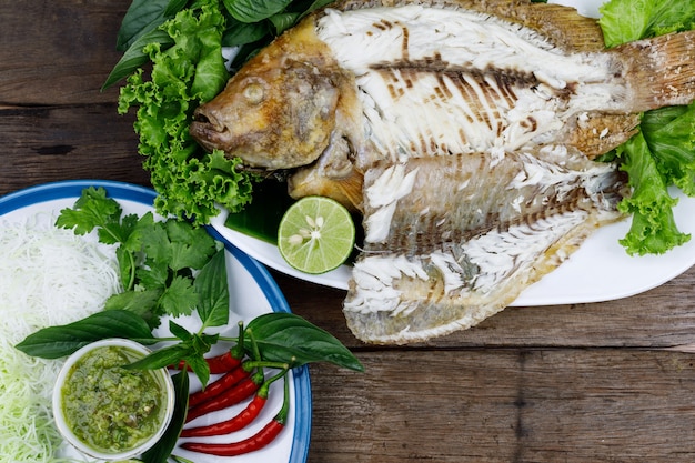 Peixe pangasius grelhado com molho de frutos do mar e legumes saudáveis