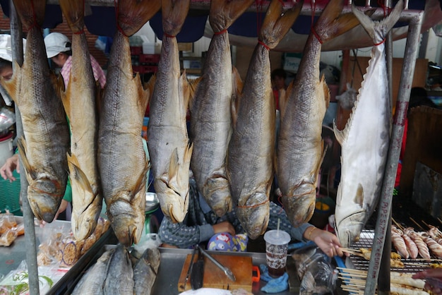 Peixe pendurado em uma barraca no mercado