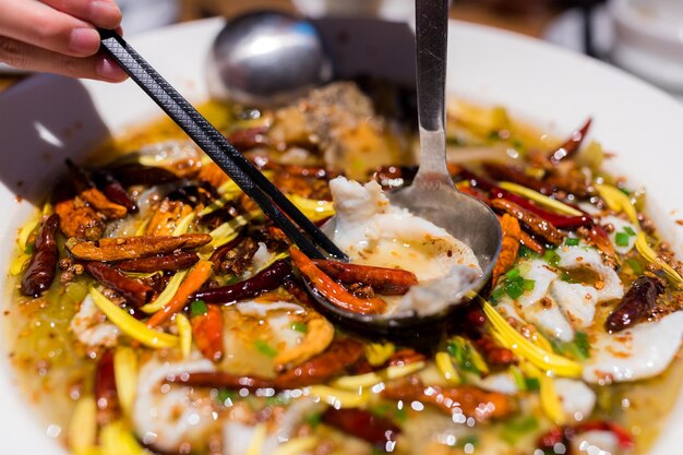 Peixe quente e azedo com verde em conserva