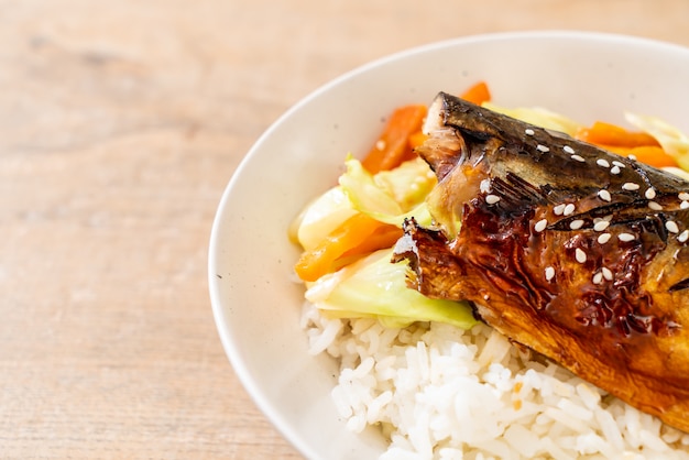 Peixe saba grelhado com molho teriyaki na tigela de arroz coberto