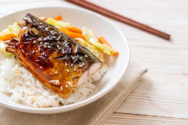 Peixe saba grelhado com molho teriyaki na tigela de arroz coberto