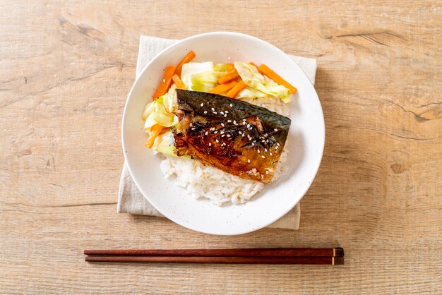 Peixe saba grelhado com molho teriyaki na tigela de arroz coberto