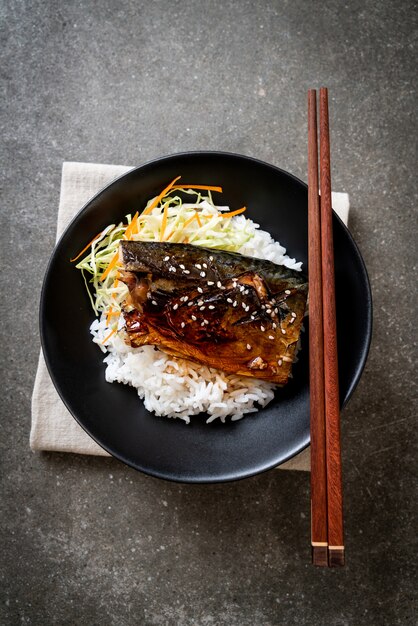 peixe saba grelhado com molho teriyaki na tigela de arroz coberto