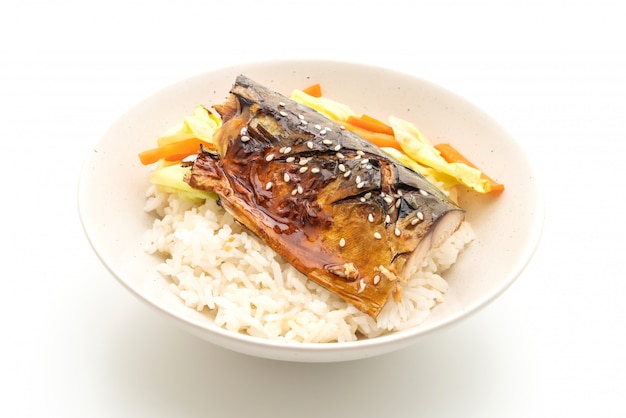 Peixe saba grelhado com molho teriyaki na tigela de arroz coberto